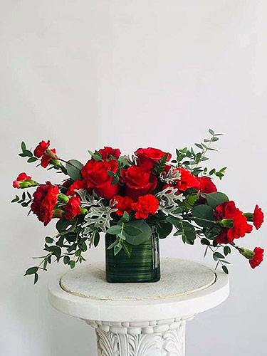 Composition-piquee-rouge Bouquet de grandes roses roses